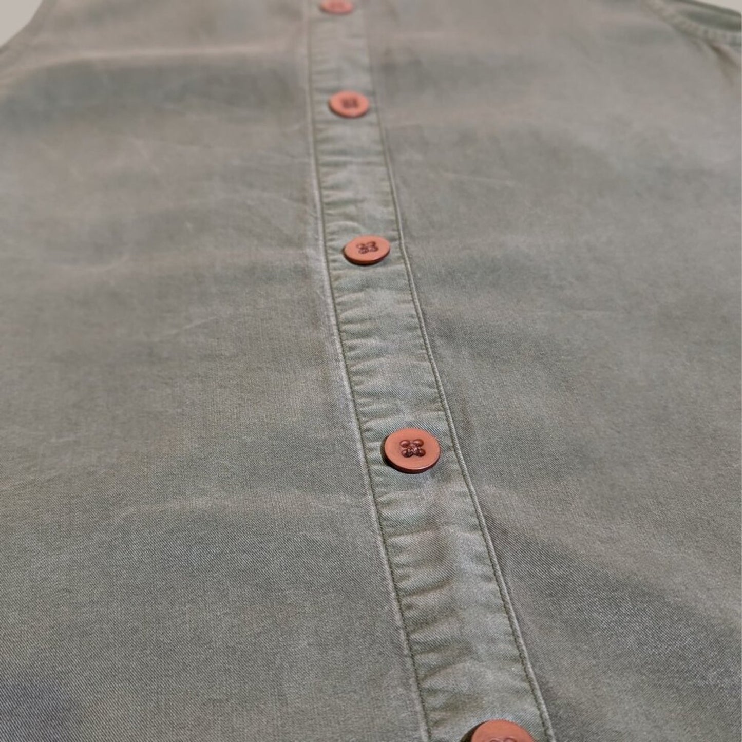 Universal Thread Women's Green Tank Top - Button Back details