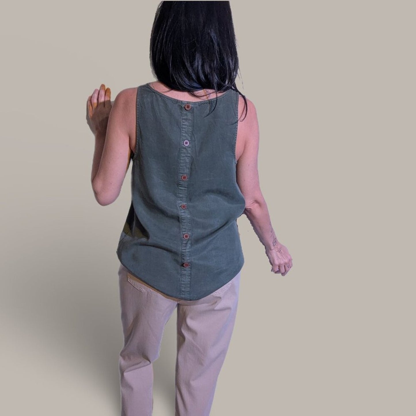 Universal Thread Women's Green Tank Top - Button Back details