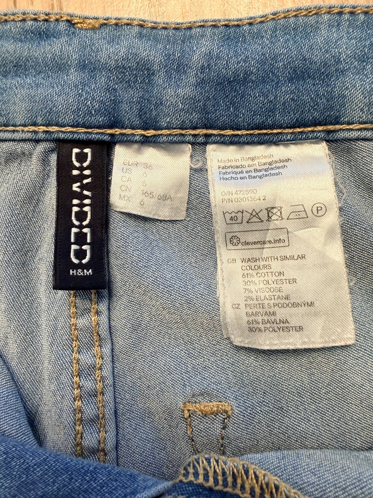 H&M Divided Light Wash Denim Shorts with Raw-Style Hem - Size 6