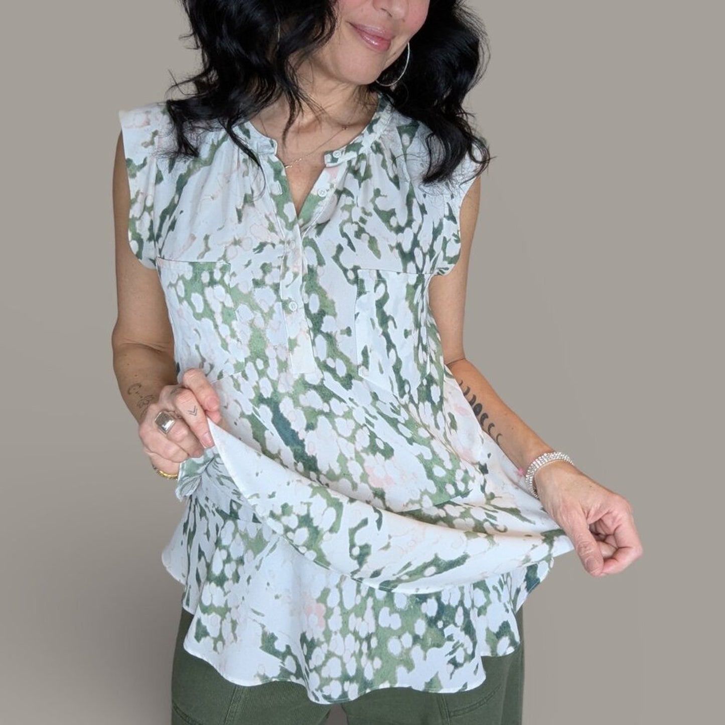 Mossimo V-Neck White and Sage Floral Peplum Top - Small