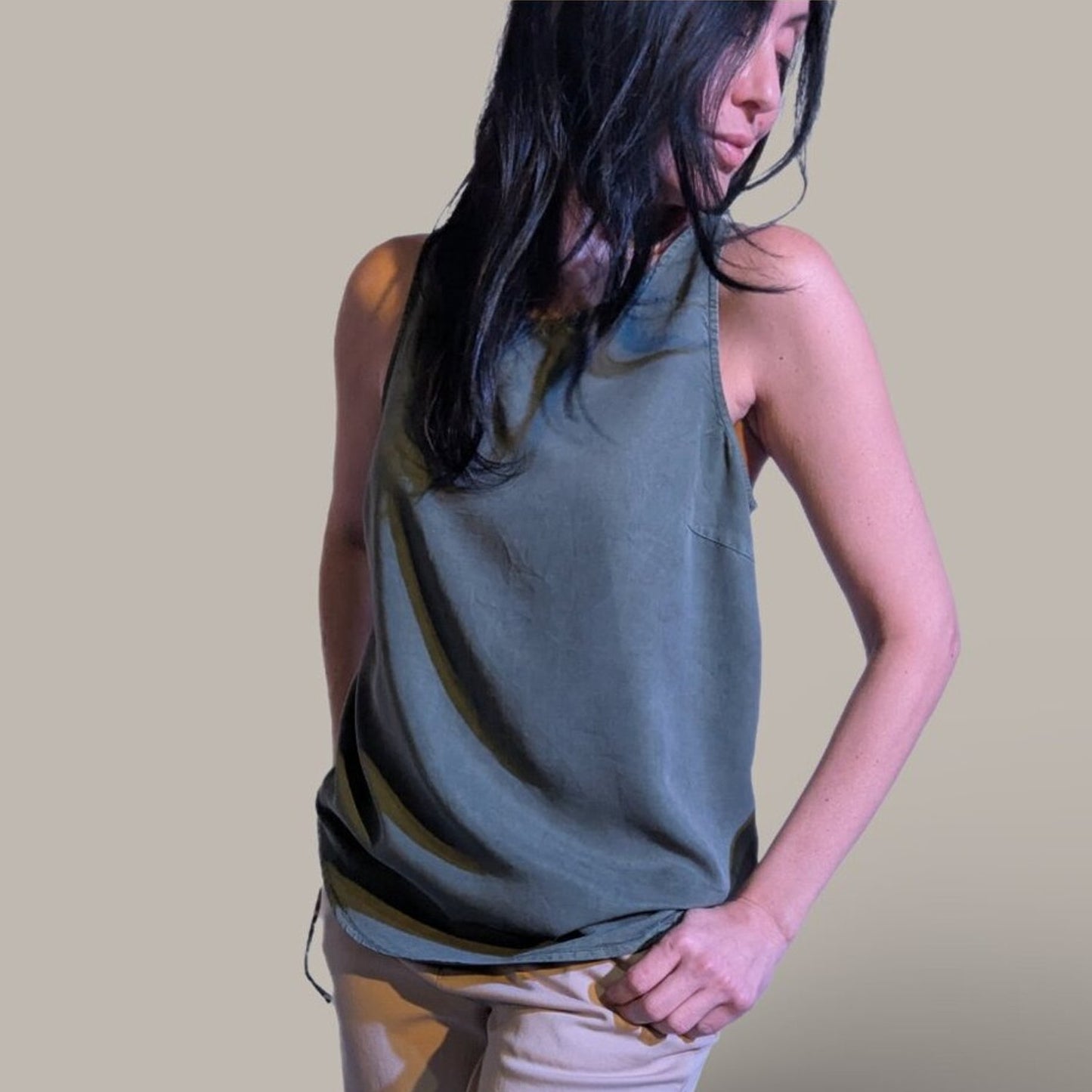Universal Thread Women's Green Tank Top - Button Back details