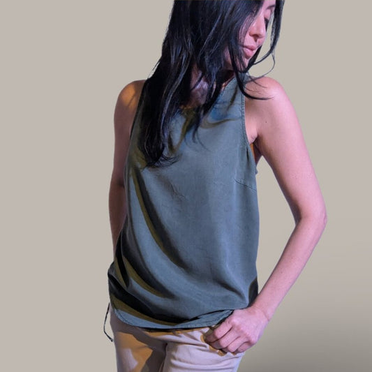 Universal Thread Women's Green Tank Top - Button Back details