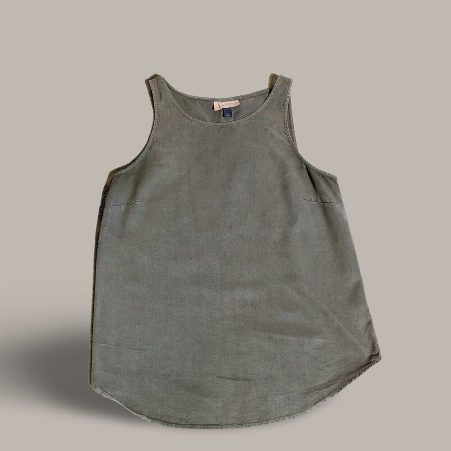 Universal Thread Women's Green Tank Top - Button Back details
