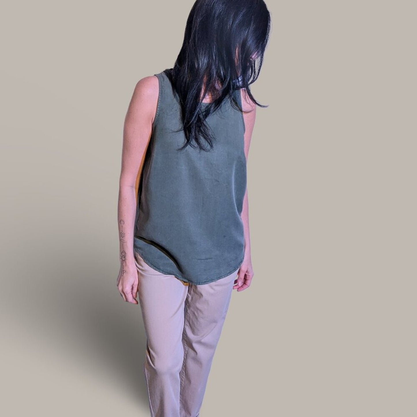 Universal Thread Women's Green Tank Top - Button Back details