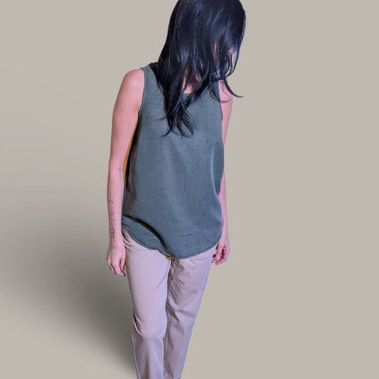 Universal Thread Women's Green Tank Top - Button Back details